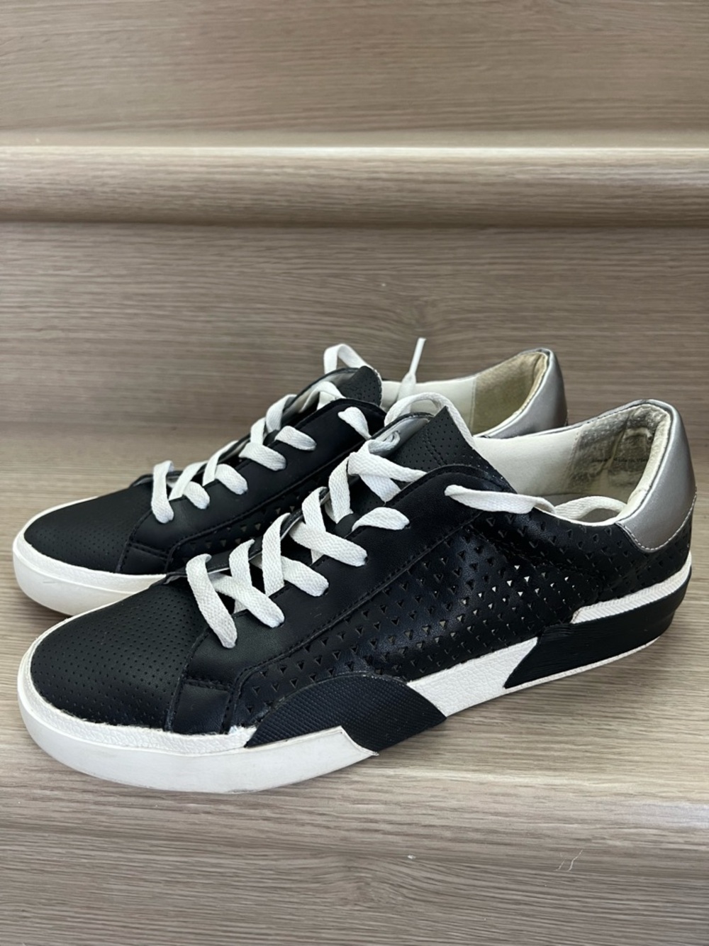Dolce Vita Zina Leather Black Sneaker
Shoes Flats size 8.5
